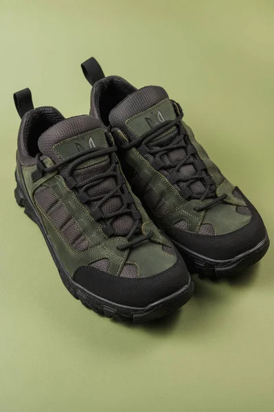 Tênis Militares Fundo Verde Sapatos Exército Cáqui — Fotografia de Stock