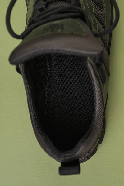 Trampki Wojskowe Zielonym Tle Buty Armii Khaki — Zdjęcie stockowe