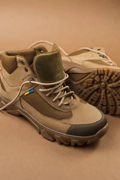 Tênis Militares Fundo Bege Sapatos Exército Cáqui — Fotografia de Stock