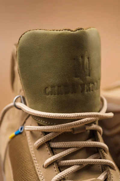 Tênis Militares Fundo Bege Sapatos Exército Cáqui — Fotografia de Stock