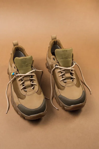 Sneakers Militari Sfondo Beige Scarpe Militari Kaki — Foto Stock