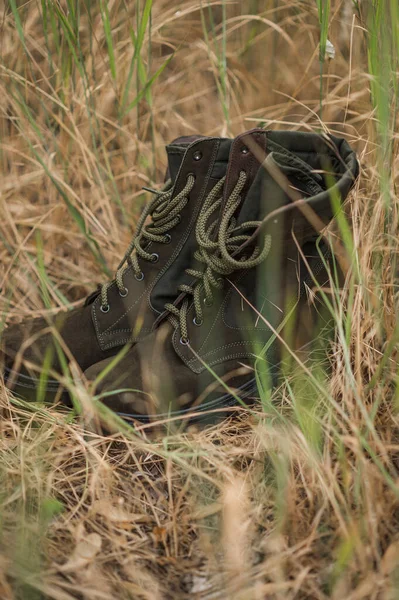 Botas Del Ejército Hierba Seca Calzado Militar Zapatillas Para Terreno —  Fotos de Stock