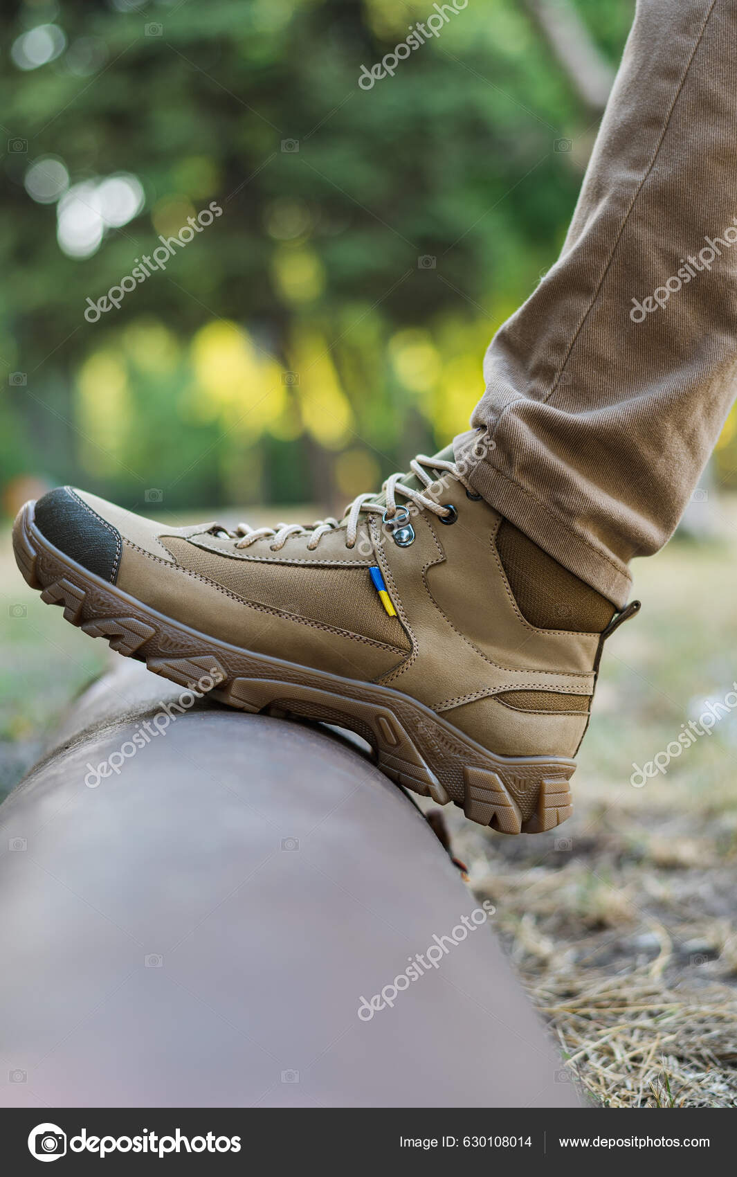 Ένας Στρατιωτικός Ειδική Στολή Και Προστατευτικά Αθλητικά Παπούτσια Ειδικά  Αδιάβροχα — Φωτογραφία Αρχείου © fly_wish #630108014