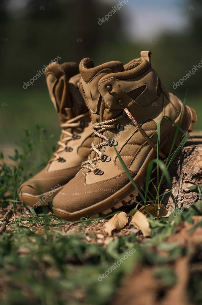 Zapatillas Militares Tácticas Caqui Sobre Hierba Seca — Foto de