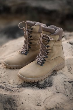 Yüksek dantelli spor ayakkabılar, kumdaki askeri boyayla. Taktik ordu saha koşulları için özel spor ayakkabıları.