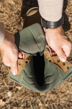 Askeri renkte yüksek dantelli spor ayakkabılar. Ayakkabılar su geçirmez. İçeriden kompozisyon