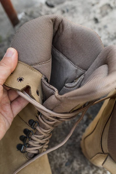 Askeri Renkte Yüksek Dantelli Spor Ayakkabılar Ayakkabılar Geçirmez Çeriden Kompozisyon — Stok fotoğraf