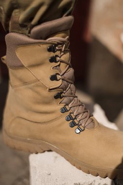 Özel taktiksel haki ayakkabılı bir asker.