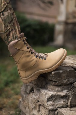 Özel taktiksel haki ayakkabılı bir asker.