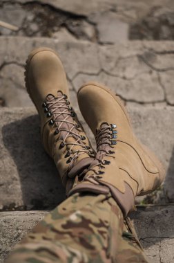 Özel taktiksel haki ayakkabılı bir asker.
