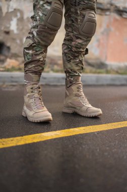 Özel taktiksel haki ayakkabılı bir asker.