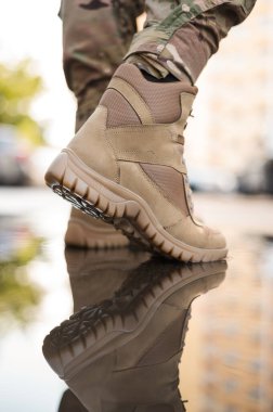 Özel taktiksel haki ayakkabılı bir asker.