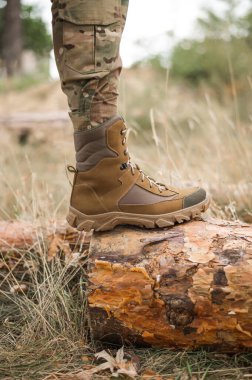 Deri haki rengi yüksek spor ayakkabılı bir asker.