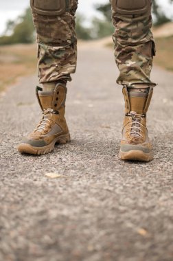 Deri haki rengi yüksek spor ayakkabılı bir asker.