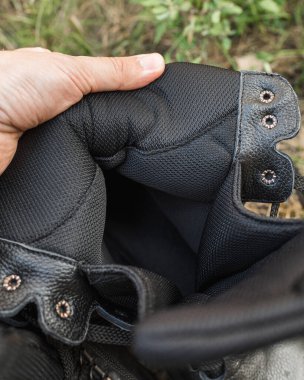 Siyah, yüksek deri, dantelli ayakkabılar. İçeriye bak