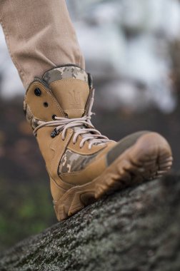 Askeriyede su geçirmez deri botlar. Yarı sezon yüksek haki rengi çizmeler.