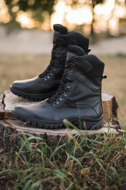 Tahtada siyah deri yüksek spor ayakkabılar