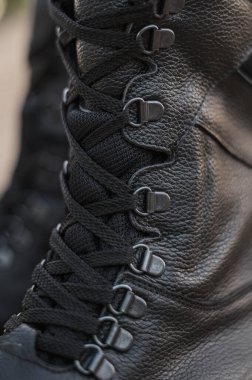 Siyah deri yüksek spor ayakkabılar kumda