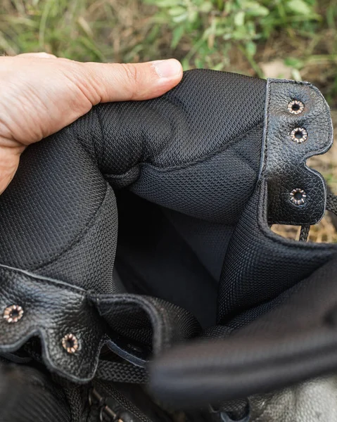 Siyah Yüksek Deri Dantelli Ayakkabılar Çeriye Bak — Stok fotoğraf