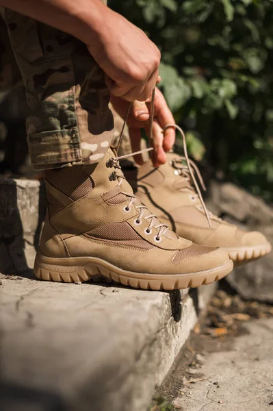 Soldado Calzado Con Zapatos Tácticos Caqui Especiales Fotos de stock libres de derechos