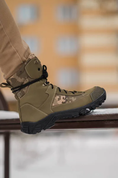 Botas Militares Cuero Invierno Verde Oscuro Soldado Camina Con Botas Imagen de stock
