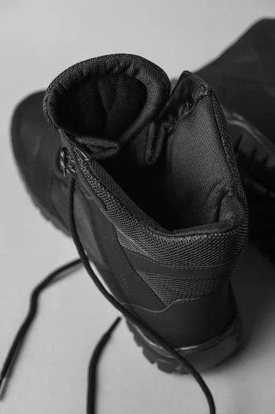 Gri Arka Planda Yüksek Siyah Deri Ayakkabılar — Stok fotoğraf