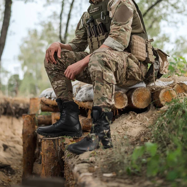塹壕の近くに戦術的なバックパックを装備した特殊部隊の兵士 — ストック写真