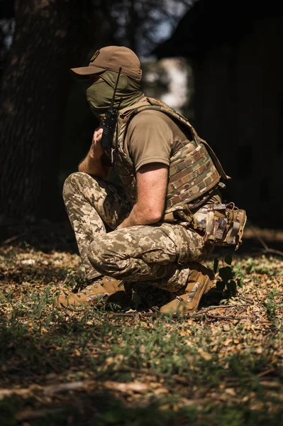 森の中で戦術的なバックパックと特別な制服を着た軍人 — ストック写真