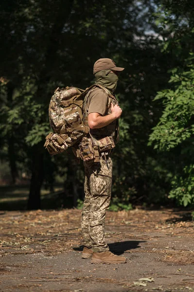 森の中で戦術的なバックパックと特別な制服を着た軍人 — ストック写真