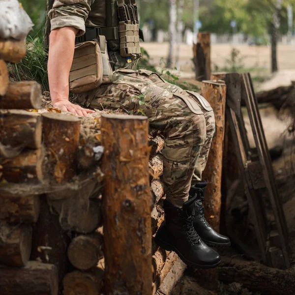 塹壕の近くに戦術的なバックパックを装備した特殊部隊の兵士 — ストック写真