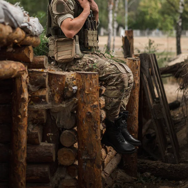 Hombre En Uniforme Militar Y Una Mochila Tirado En El Suelo Rodeado De  árboles · Foto de stock gratuita