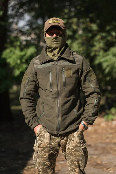 Soldato Ucraino Con Una Calda Giacca Dell Esercito Pile Abbigliamento Foto Stock Royalty Free