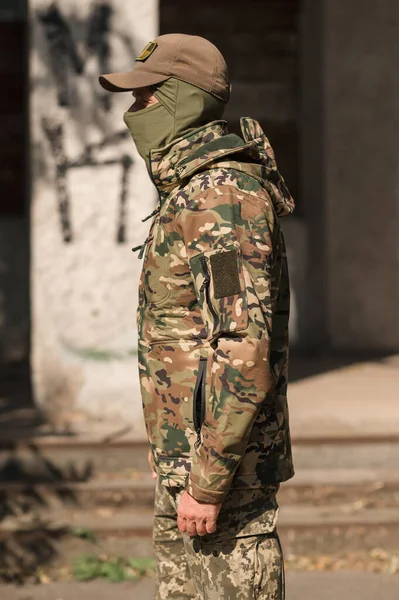 Soldado Ucraniano Con Una Cálida Chaqueta Del Ejército Ropa Aislante Imagen de stock