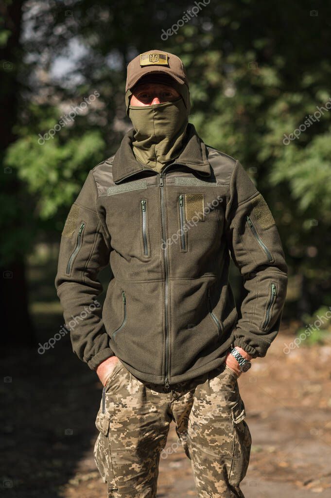 Soldado Ucraniano Con Una Calida Chaqueta Del Ejercito Ropa Aislante Foto de stock fly wish 631024470