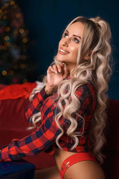 明るいブロンドとともに長い髪で新年の表情近くにクリスマスツリー — ストック写真