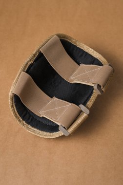 Bej arka planda koruyucu askeri dirseklikler.