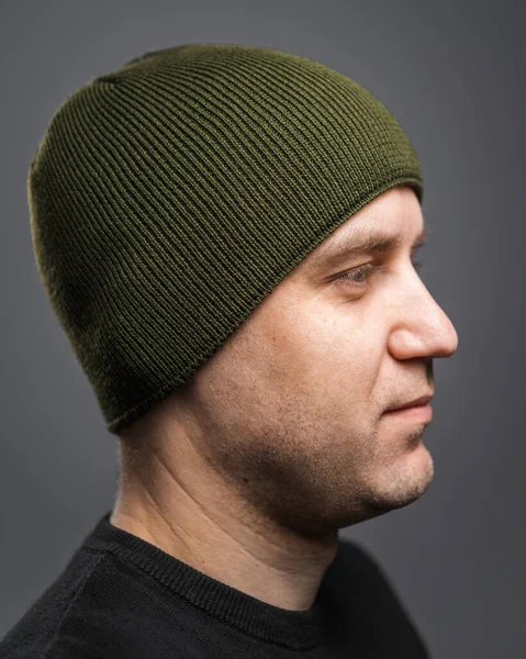 Uomo Con Caldo Cappello Invernale Verde Scuro Foto Stock