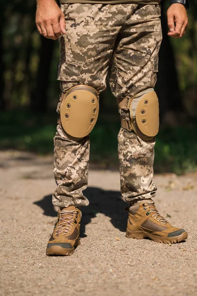 制服を着た兵士 防護カモフラージュ制服 兵士用肘パッドと膝パッド ロイヤリティフリーのストック画像