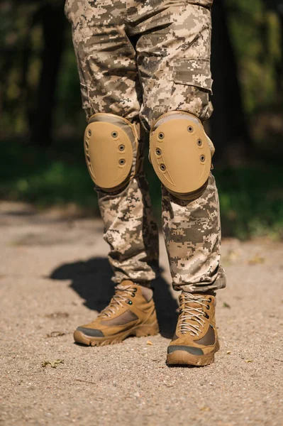 制服を着た兵士 防護カモフラージュ制服 兵士用肘パッドと膝パッド ストックフォト