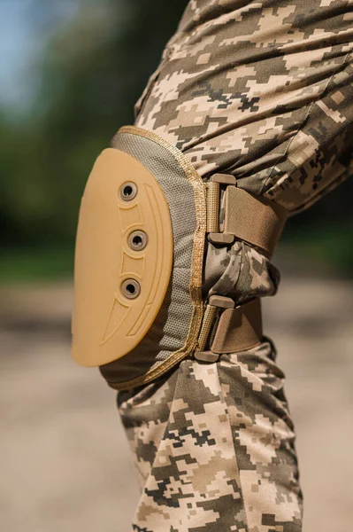 制服を着た兵士 防護カモフラージュ制服 兵士用肘パッドと膝パッド ロイヤリティフリーのストック画像