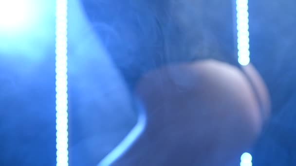 Wunderschönes Mädchen Mit Hasenmaske Posiert Blauem Licht Set Von Defokussierten — Stockvideo