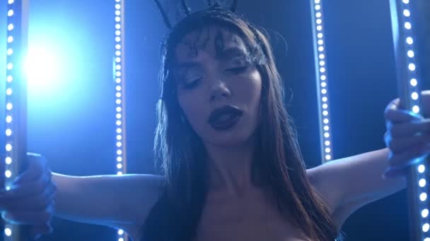 Wunderschönes Mädchen Mit Hasenmaske Posiert Blauem Licht Set Von Nahaufnahmen — Stockvideo