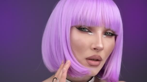 Una Modelo Lujo Una Peluca Púrpura Posa Estudio Retrato Fondo — Vídeo de stock