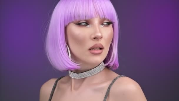 Lyxmodell Lila Peruk Poserar Studion Porträtt Lila Bakgrund 30Fps — Stockvideo
