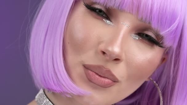 Una Modelo Lujo Una Peluca Púrpura Posa Estudio Retrato Fondo — Vídeo de stock