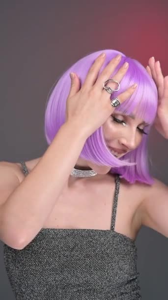 Een Prachtig Meisje Met Een Violette Pruik Poseert Studio Portret — Stockvideo