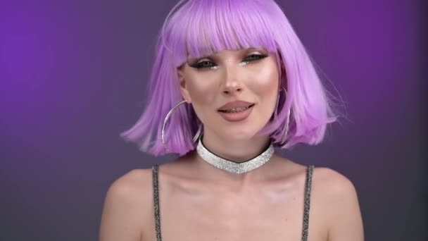Een Prachtig Meisje Met Een Violette Pruik Poseert Studio Portret — Stockvideo