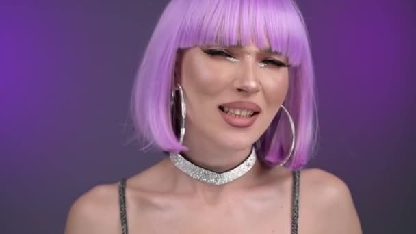 Una Chica Hermosa Con Una Peluca Violeta Posa Estudio Retrato — Vídeo de stock