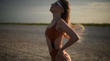 Kendine güvenen ve dengeli bir model şık ve şık bir mayo sergiliyor.