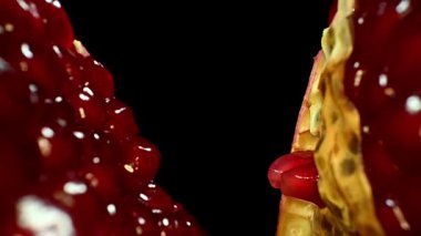 Canlı ve yakın çekimde taze nar tohumları zengin sulu dokularını ayrıntılı bir şekilde sergiliyor.